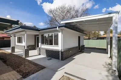Image de Come spend a few nights in this spaciously designed, fully equipped home in the inner south of Canberra. Stay in this open plan - 2 bedroom ensuite cottage to reset, visit loved ones, on your way to/from the snowfields and/or visit all Canberra has