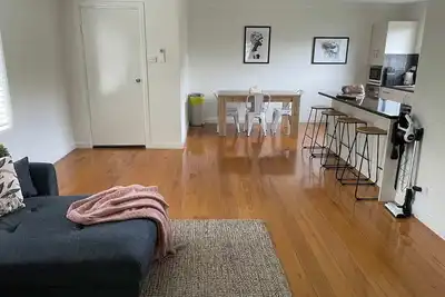 Image de Stylish 2‑bedroom, 1‑bath home in peaceful Page. Reverse cycle air‑con, full kitchen, undercover parking. Walk to park & dog oval, near Belconnen Mall, Lake Ginninderra & Calvary Hospital.