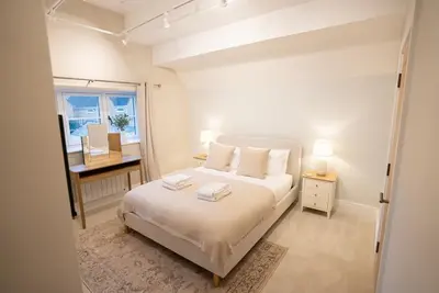 Image de Brand New Modern 2-Bed Apartment | Broadway High St | Sleeps 4