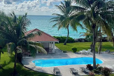 Image de Beachfront 2br Coastal Townhouse with Pool, Ocean Views & Beach Access