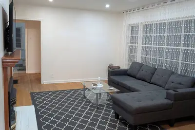 Clean 3br Home with Wi-Fi & Laundry in Ajax