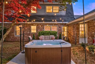 Image de Modern Retreat w/ Hot Tub, Game Room, Fire Pit • Near Ft. Benning & Csu