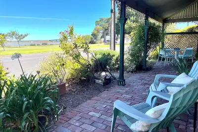 Image de Breezy Goolwa riverview retreat near cafes with walking & bike track on doorstep