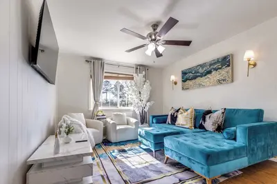 Image de Walk to Sfa – Quiet, Remodeled 2br w/ King Bed, Fast Wi-Fi, Parking & Full Kitchen | Ideal for Families & Nurses