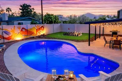 Image de Scottsdale Pool Home, Putting Green, Giant Chess & Shuffleboard Walk to Coffee