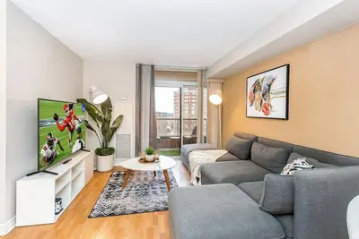 Image de High-End 2br/2ba Condo-Steps to Square One Mall