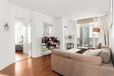 Image de Luxurious 2br/2bath Condo- Steps from Square One