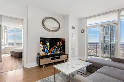 Image de Lavish 2br/2Bath Condo Steps to Square One Mall