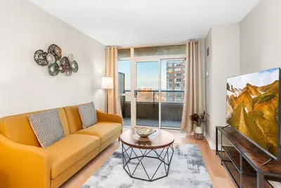 Image de High-Rise Skyline Suite | Sleeps 5 | Steps to Sq1