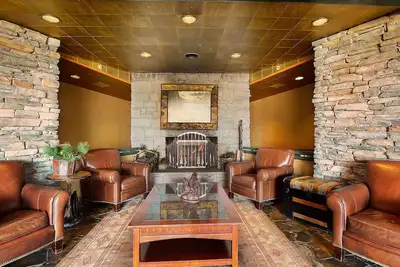 Image de Forest-Facing Villa: 4 Rooms, Pools, Sports Courts & Arcade Fun