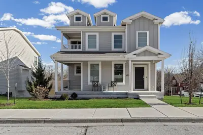 Image de Soccer Matchday Home w/ Workspace & Fireplace 3 Br and 2. 5 bathroom WiFi Ready