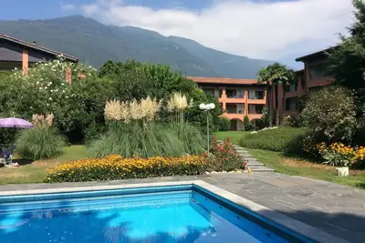 Image de Appartement duplex dans une résidence bien entretenue avec piscine et pelouse