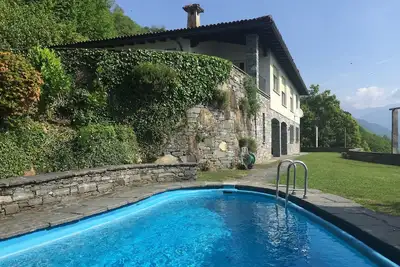 Image de Vacation home with outdoor pool and lake view offers tranquility and privacy.