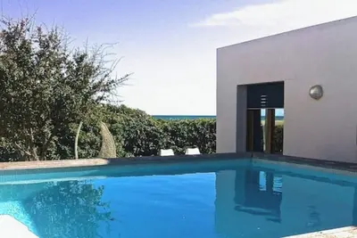 Image de Maison de Charme en Bord de Mer avec Piscine Privée – Tranquillité & Confort