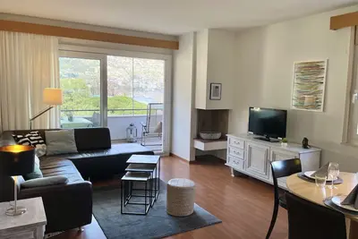 Image de Attractive vacation apartment in a convenient location with a fabulous view of the lake