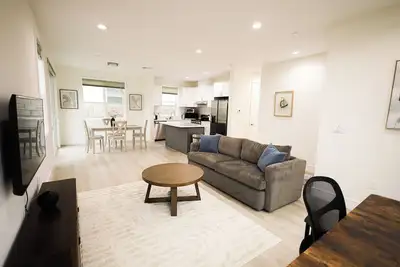 Image de New Construction 2bd with Standing Desk & Solar