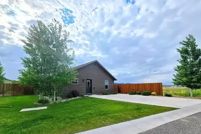 Image de Brown Drake Lodge in Ennis Montana and the Spectacular Madison River Valley.
