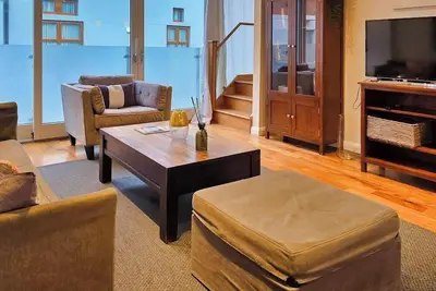 Image de Stylish 2-Bed Designer Mews with Roof Terrace, Ensuite & Balcony, D2