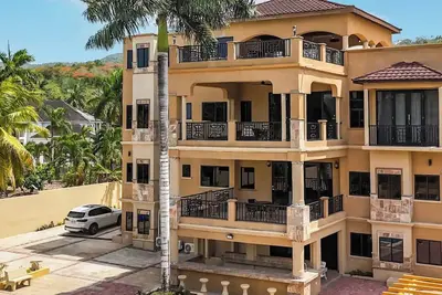 Image de Luxury 12 Bedroom Villa for large Groups, with private beach and pool