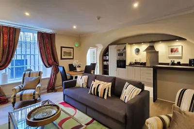 Spacious and Private City Centre Georgian Square Apt