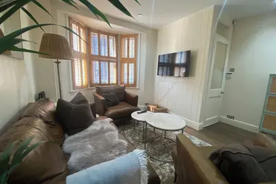 Image de Three-Bedroom Terraced House in the Heart of Richmond with Outdoor Seating