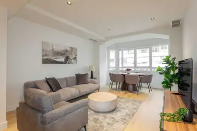 Image de Disfruta de una estancia cómoda y moderna en este luminoso apartamento ubicado en la séptima planta de un edificio con ascensor, en la céntrica calle Félix Boix y a tan solo 5 minutos caminando de Plaza de Castilla.