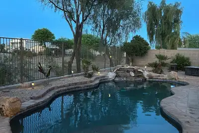 Image de Come relax with your favorite beverage on the covered deck and enjoy Arizona