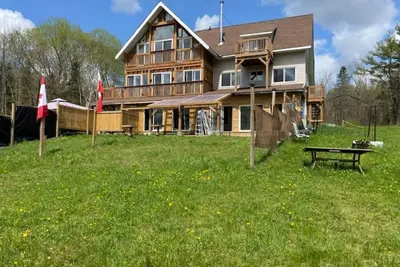 Image de Samogetaway. Four seasons cottage escape. It features of privacy and wilderness.