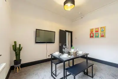 Town Centre 6 Bed Home | Work & Rest Warrington