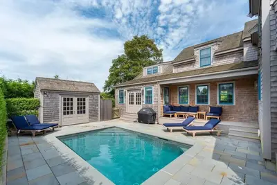 Image de West Edge Luxury: 5-Bedroom House with Pool & Town Access