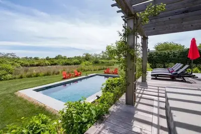 Image de 4 bedroom home with pool near town