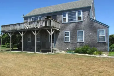 Image de Upside down house across the street from ocean