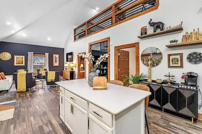 Image de _ Luxury Loft House Near Golf Course and Downtown!