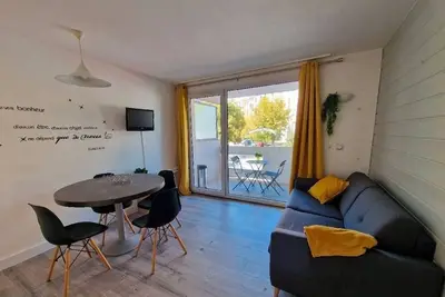 Image de T2 meublé rénové - Face aux thermes - Balcon & piscine