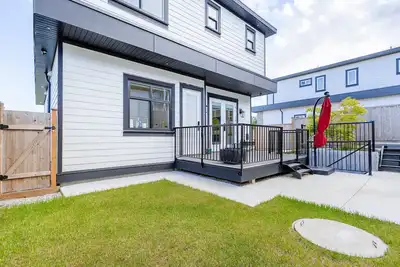 Image de 5 Br Brand New Luxurious White Rock Spacious Home