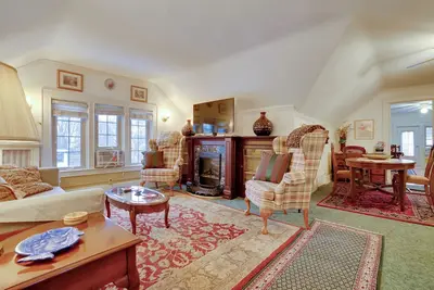 Image de 1 Mi to Downtown: Apt w/ Balcony in Minneapolis!