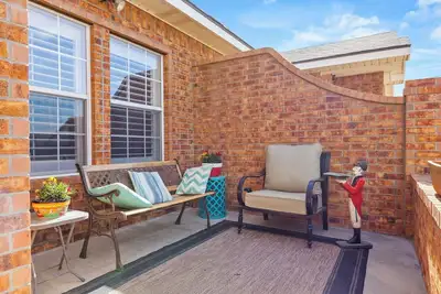 Image de The ThaiHouse ExtraClean  in the Heart Midland in Upscale neighborhood.