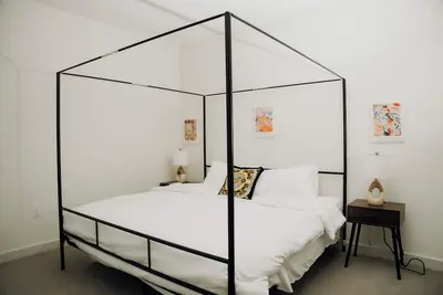 Image de Modern 2br next to downtown + parking.