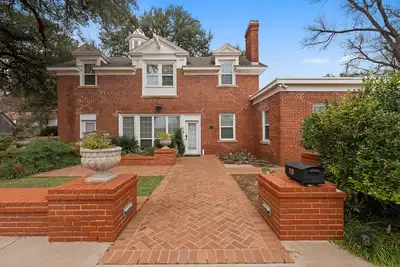 Image de Beautiful 3-bedroom, 3. 5 half Historic home in Downtown Waco