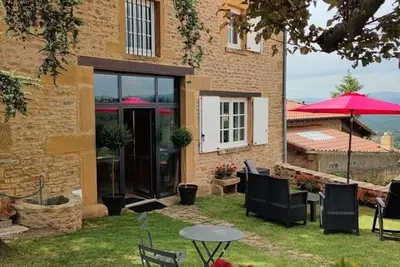 Au Balcon des Pierres Dorées