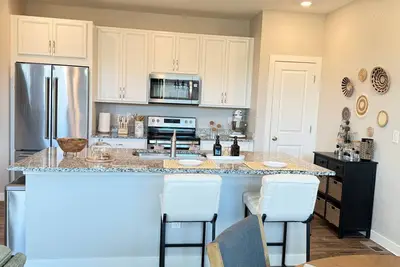 Image de Executive furnished 4br/4ba townhouse for 30+ day stays with 2-car garage