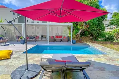 Image de Villa moderne avec piscine dans un quartier résidentiel