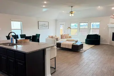 Image de Charming 3-bedroom house with Ac in Aubrey perfect for relaxing