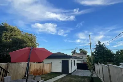 Image de 3 bed modern duplex. Minutes to downtow, Airport and Granville Island