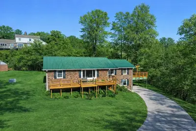 Image de The Lake Hickory Retreat- Waterfront Pet Friendly Home Away From Home!