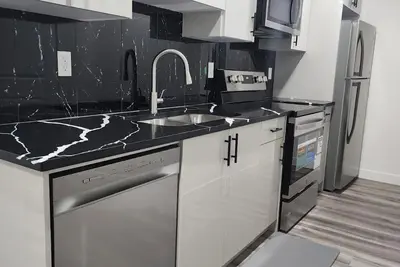 Image de Bright 2-Bed Furnished Legal Basement | Private Entry