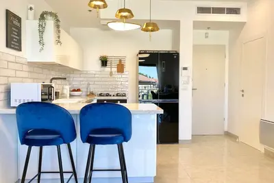 Image de Stylish 1 Bedroom Apartment in City Center with Balcony