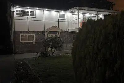 Image de Spacious 4br Surrey Retreat | Ideal for Families & Groups | Fast WiFi &  Parking