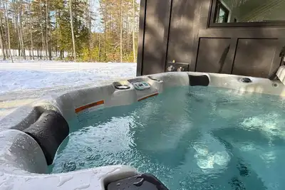 Image de ✨ Scandinavian Lakefront Retreat | Hot Tub • Private Beach • Sleeps 13✨<br> Brand New, modern home with high end amenities - close to Ogunquit, Kennebunkport and Wells Beaches.