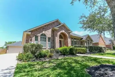 Image de \nVisit veterans house comfortable, quiet, and  just close enough to everything.